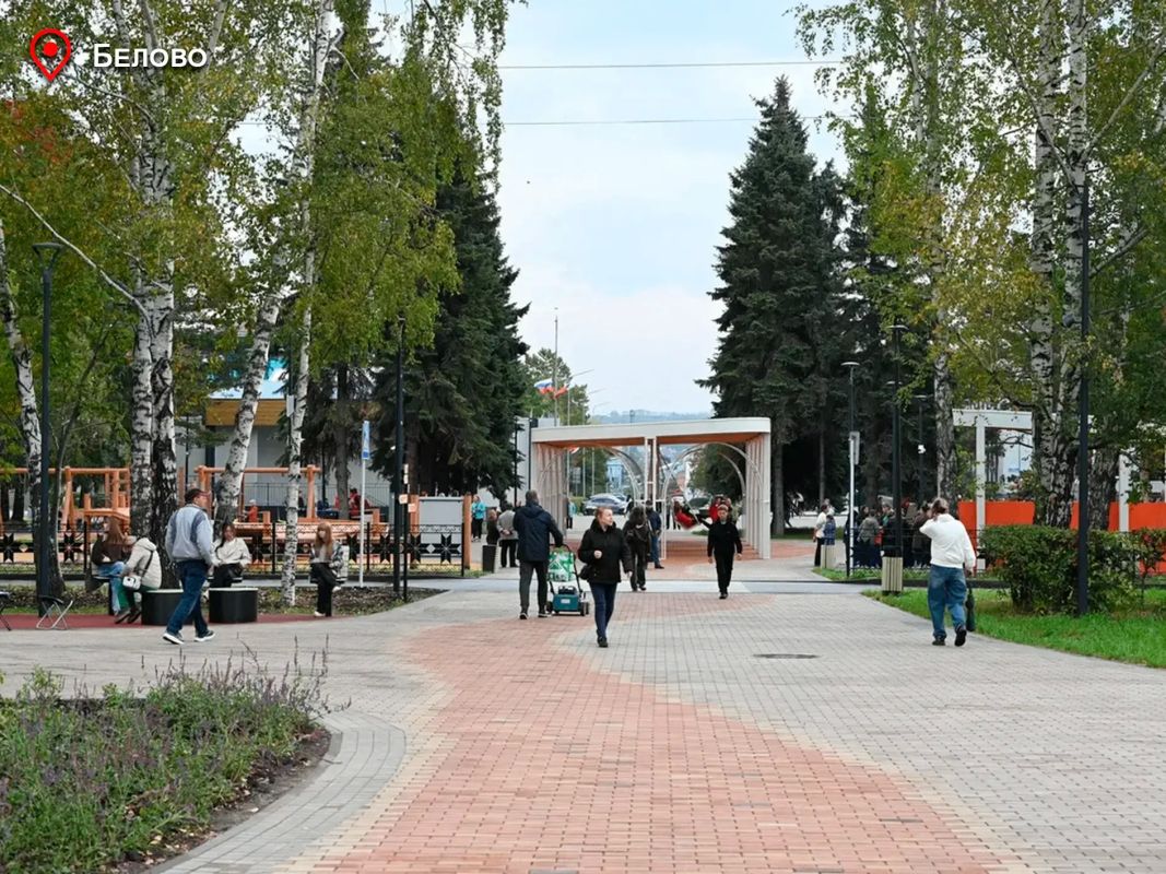 В Белове благоустроили аллею Юности: сделали новые пешеходные дорожки, зоны для спокойного и активного отдыха