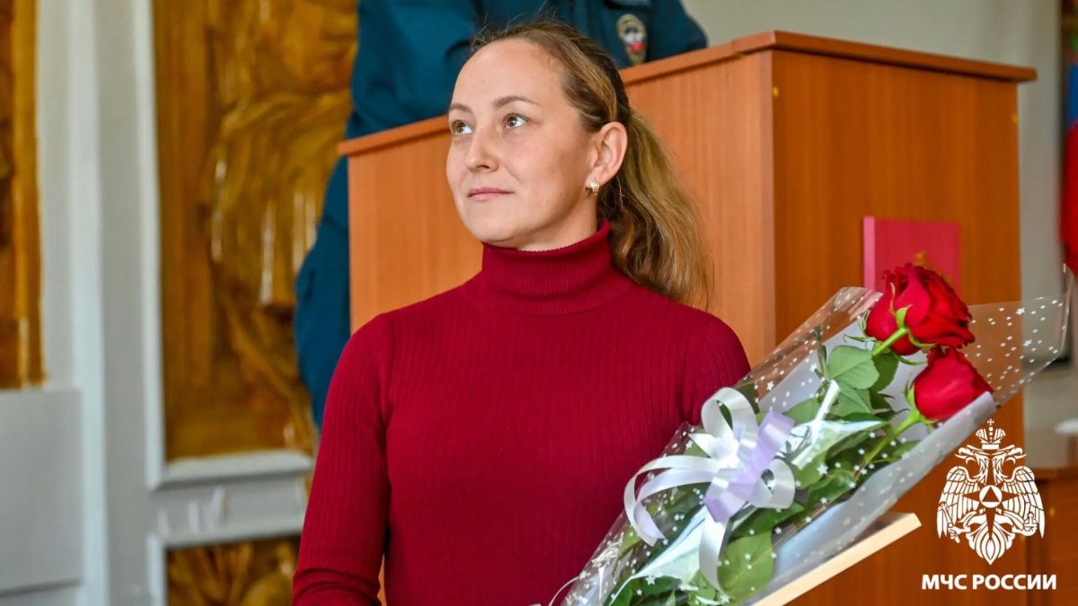 Жительница Новокузнецка помогла потушить соседский дом во время пожара