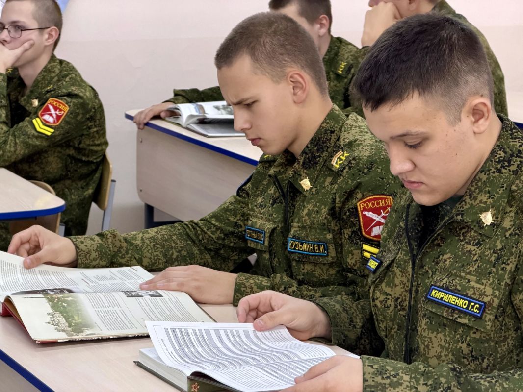 Сотрудники следственного управления провели урок истории в профильном кадетском классе Сотрудники следственного управления провели урок истории в профильном кадетском классе
