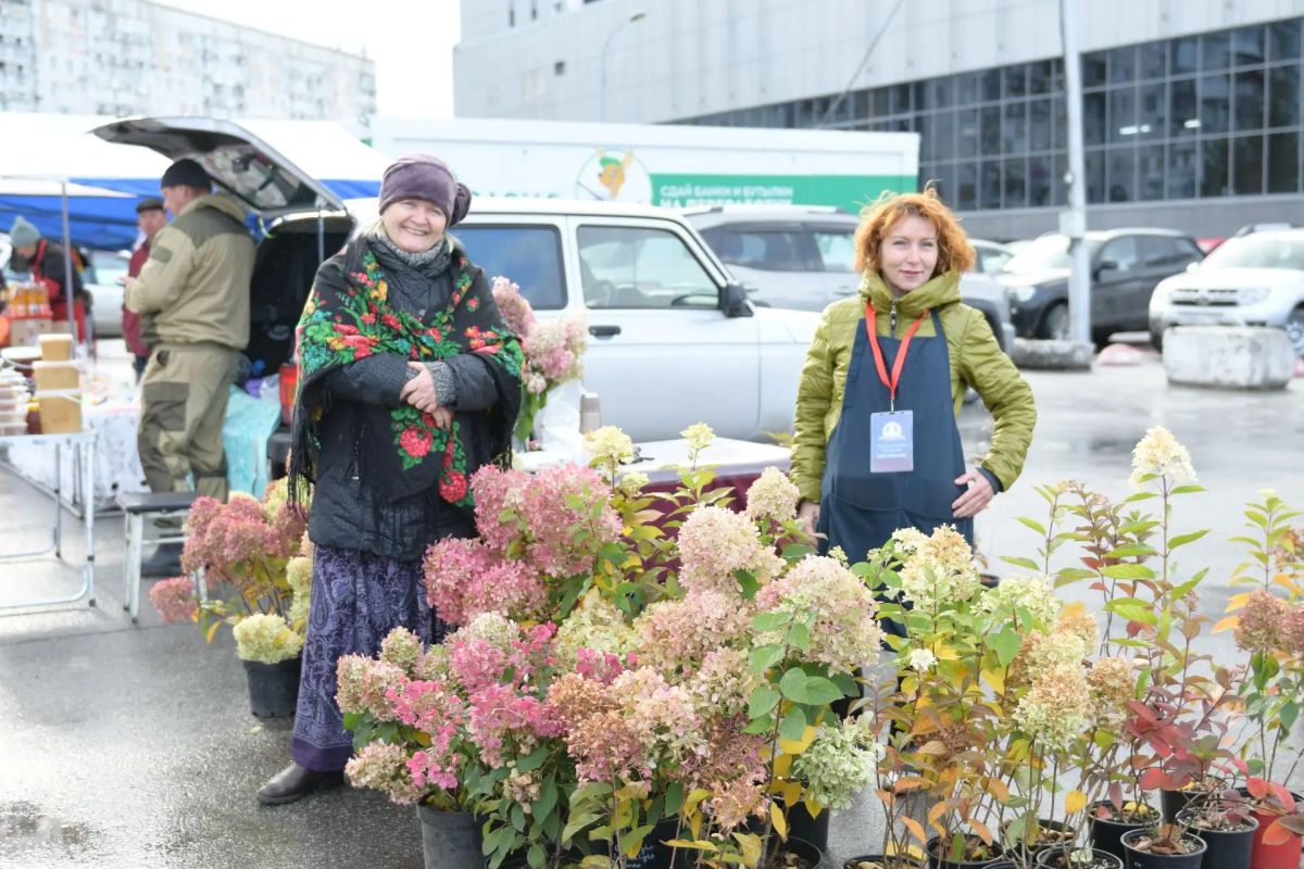 Сегодня на площади общественных мероприятий Центрального района прошла Всероссийская ярмарка, посвящённая Дню работников сельского хозяйства и перерабатывающей промышленности Сегодня на площади общественных мероприятий Центрального района прошла Всероссийская ярмарка, посвящённая Дню работников сельского хозяйства и перерабатывающей промышленности