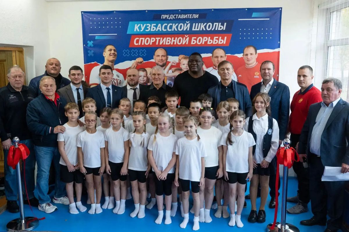 В кемеровской школе №31 им. В.Д. Мартемьянова открыли зал для занятий вольной борьбой В кемеровской школе №31 им. В.Д. Мартемьянова открыли зал для занятий вольной борьбой