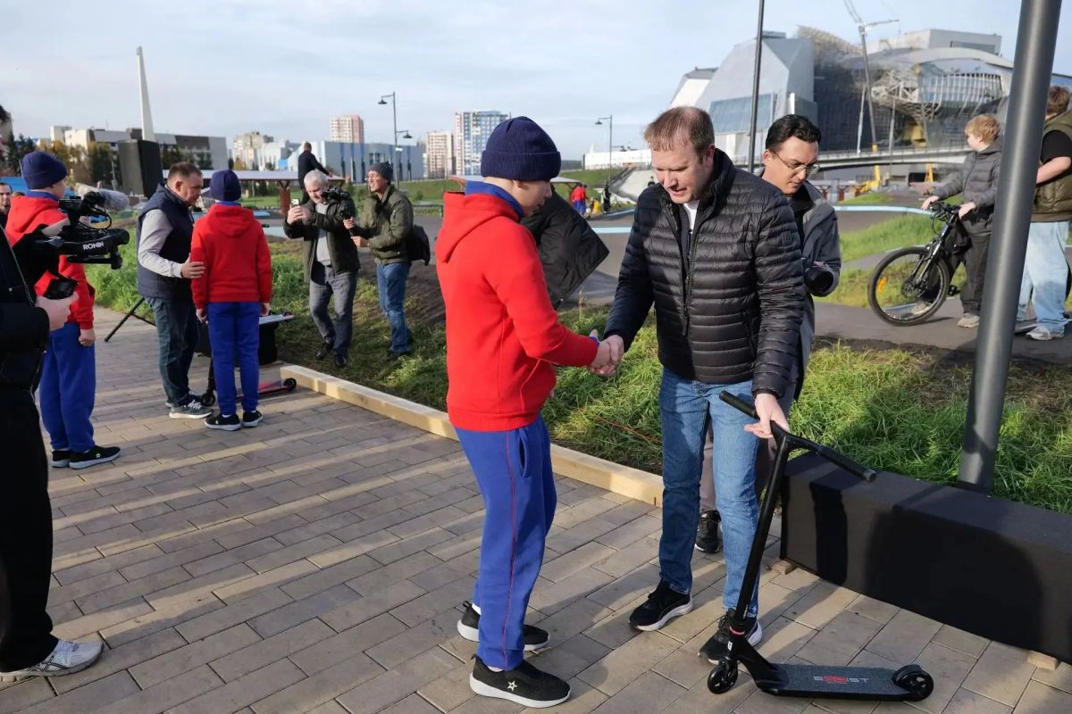 Дмитрий Анисимов: Сегодня собрались в парке Александра Невского, где расположен крупнейший памп-трек в Сибири, и сделали необычный подарок нашим кемеровским кадетам Дмитрий Анисимов: Сегодня собрались в парке Александра Невского, где расположен крупнейший памп-трек в Сибири, и сделали необычный подарок нашим кемеровским кадетам