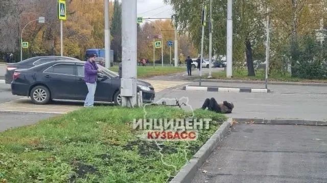Соцсети: в Кемерове на пешеходном переходе сбили пожилого самокатчика