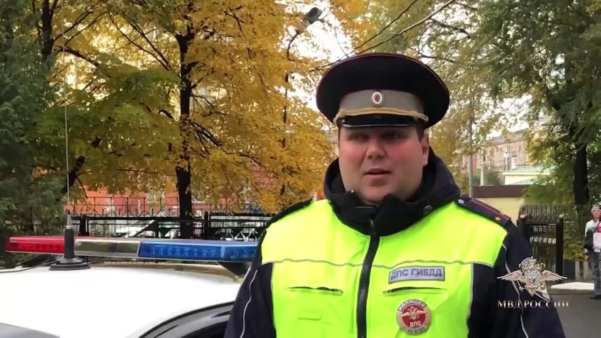 В Кузбассе питбайкер попытался скрыться от полиции, но оказался в машине сотрудника ГАИ, рассказали в МВД