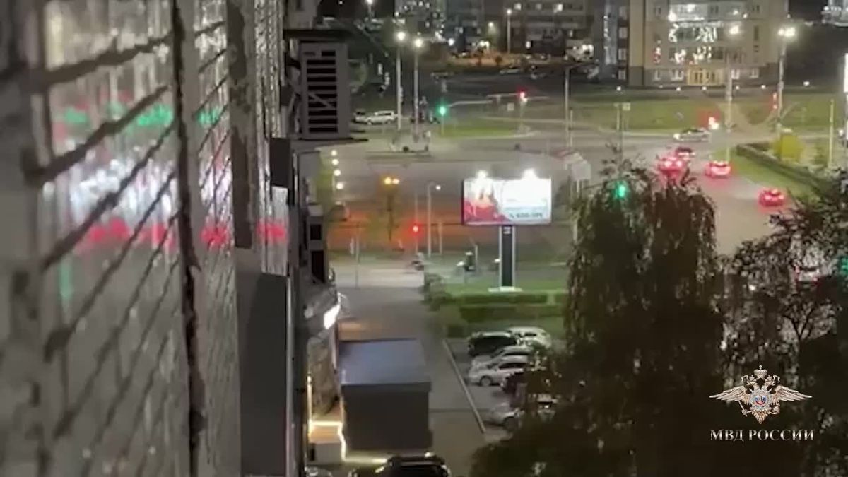 Питбайкер пытался спрятался от погони в машине полицейского в Кемеровской области