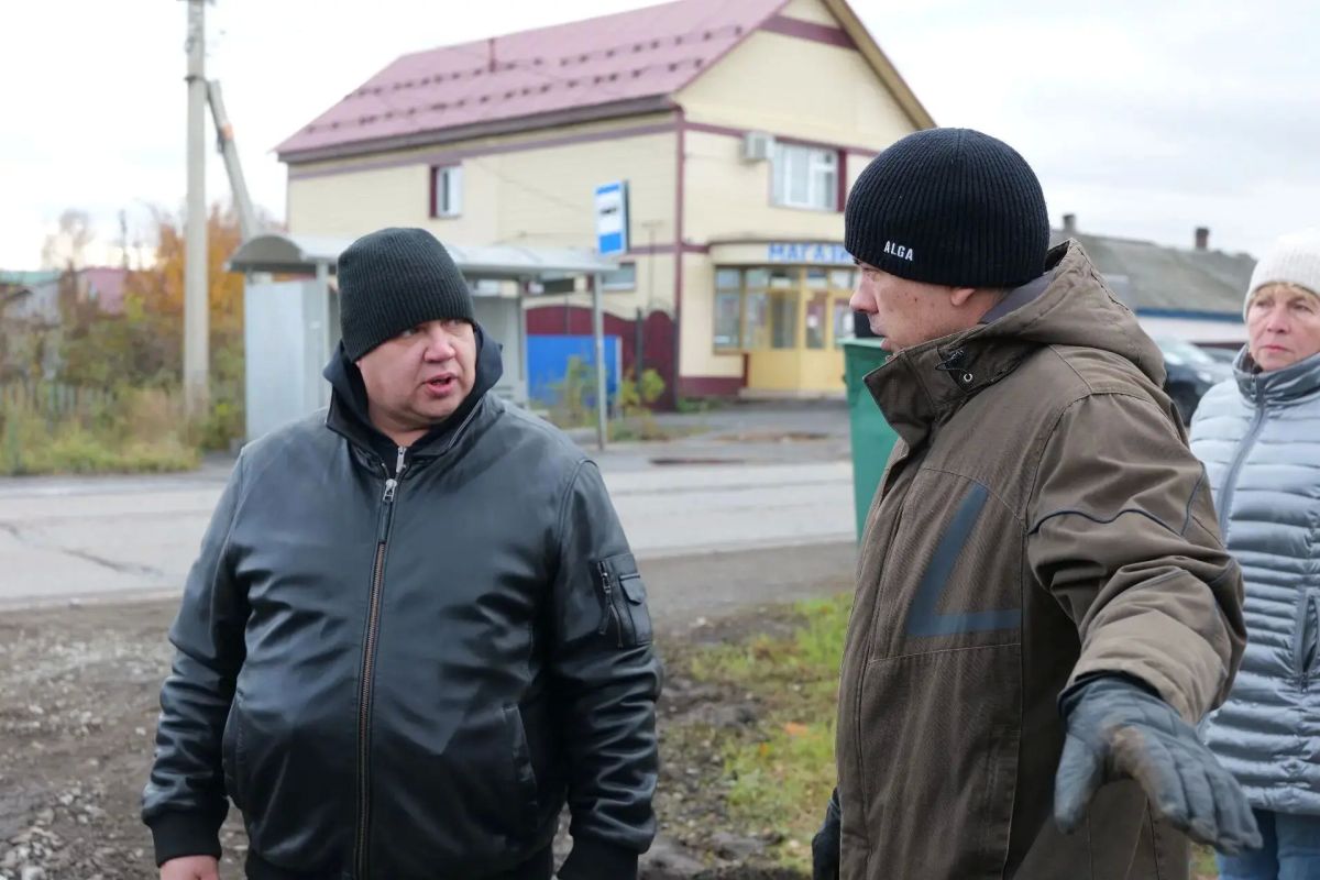 В завокзальной части Заводского района идёт прочистка засыпанного кювета – часть жителей отмечает, что вода из подполий уходит В завокзальной части Заводского района идёт прочистка засыпанного кювета – часть жителей отмечает, что вода из подполий уходит