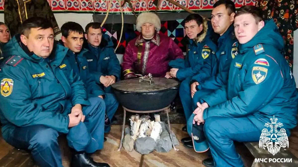 Кузбасские спасатели познакомились с традициями телеутов и освоили стрельбу из лука Кузбасские спасатели познакомились с традициями телеутов и освоили стрельбу из лука