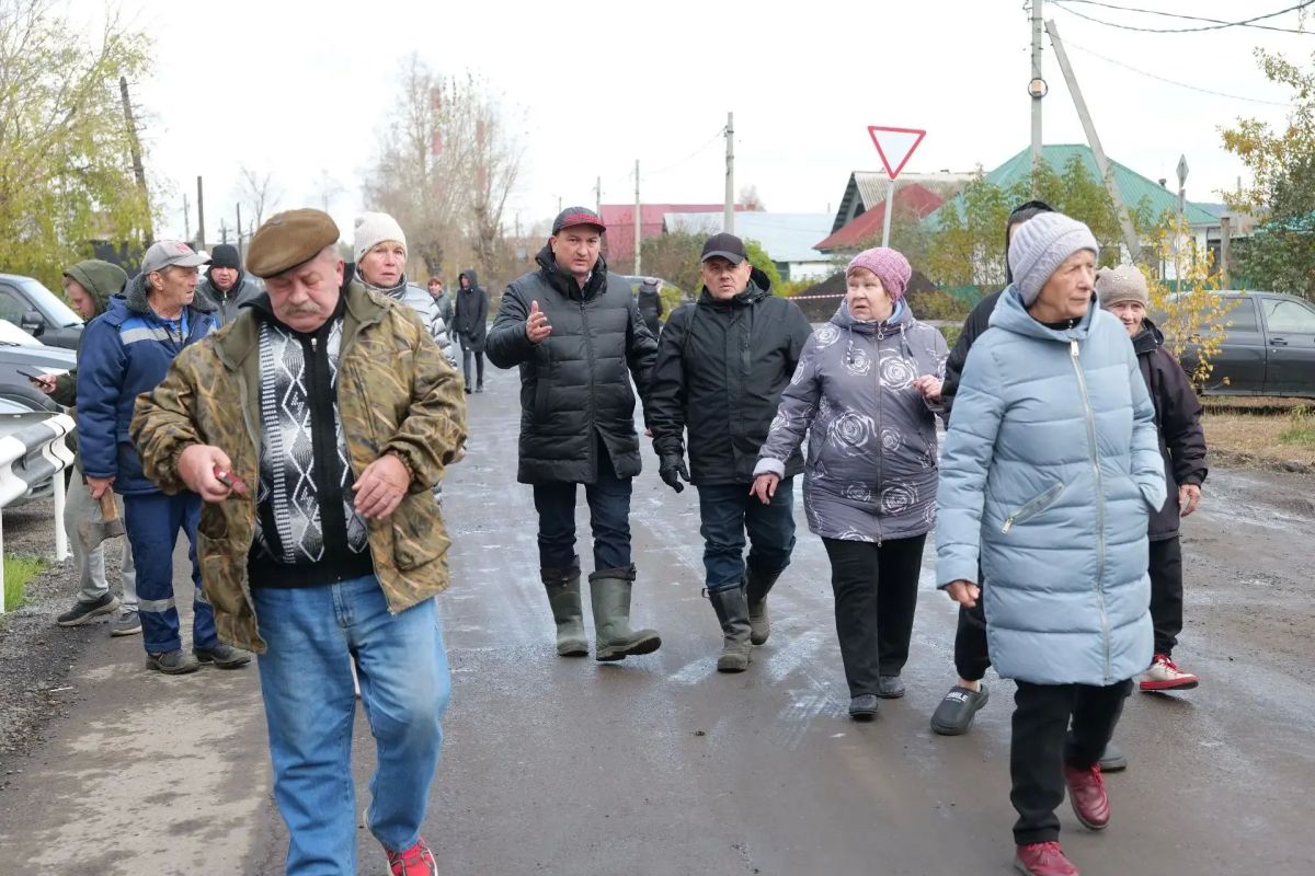 В завокзальной части Заводского района идёт прочистка засыпанного кювета – часть жителей отмечает, что вода из подполий уходит В завокзальной части Заводского района идёт прочистка засыпанного кювета – часть жителей отмечает, что вода из подполий уходит