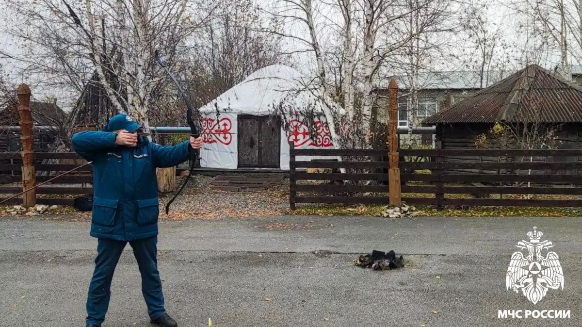 Кузбасские спасатели познакомились с традициями телеутов и освоили стрельбу из лука Кузбасские спасатели познакомились с традициями телеутов и освоили стрельбу из лука