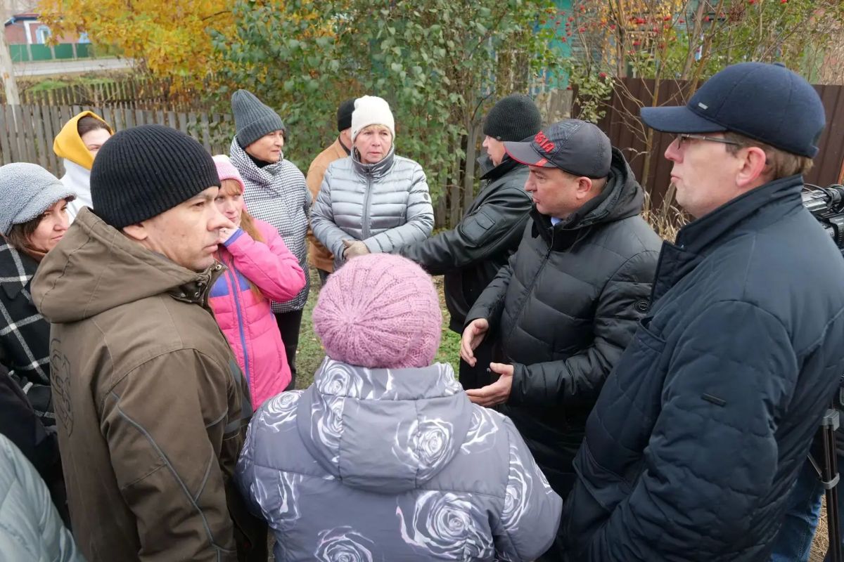 В завокзальной части Заводского района идёт прочистка засыпанного кювета – часть жителей отмечает, что вода из подполий уходит В завокзальной части Заводского района идёт прочистка засыпанного кювета – часть жителей отмечает, что вода из подполий уходит