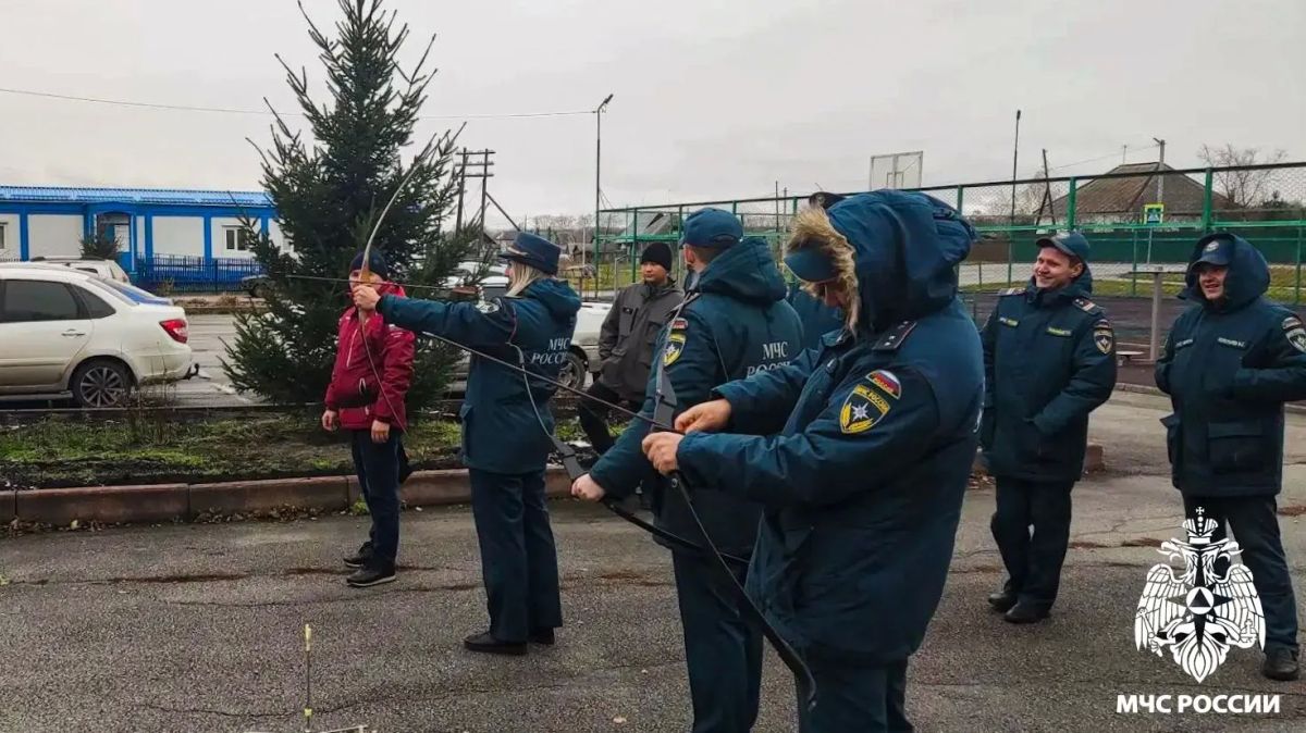 Кузбасские спасатели познакомились с традициями телеутов и освоили стрельбу из лука Кузбасские спасатели познакомились с традициями телеутов и освоили стрельбу из лука