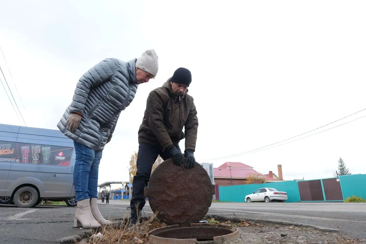В завокзальной части Заводского района идёт прочистка засыпанного кювета – часть жителей отмечает, что вода из подполий уходит В завокзальной части Заводского района идёт прочистка засыпанного кювета – часть жителей отмечает, что вода из подполий уходит