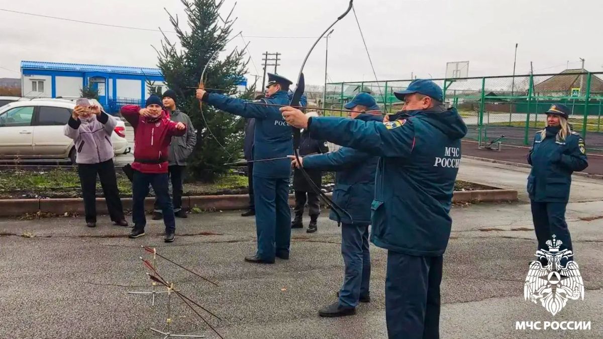 Кузбасские спасатели познакомились с традициями телеутов и освоили стрельбу из лука Кузбасские спасатели познакомились с традициями телеутов и освоили стрельбу из лука