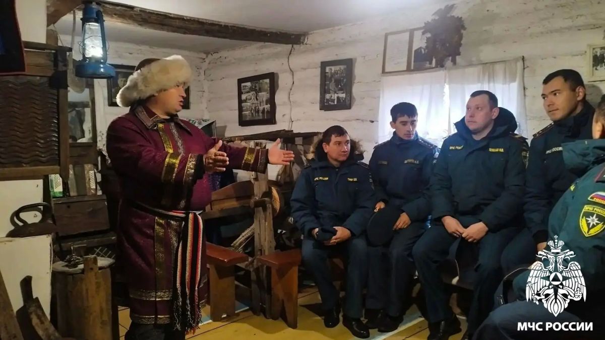 Кузбасские спасатели познакомились с традициями телеутов и освоили стрельбу из лука Кузбасские спасатели познакомились с традициями телеутов и освоили стрельбу из лука