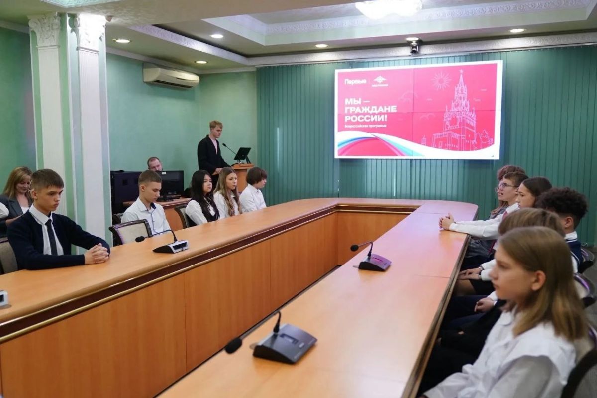Глава города Кемерово Дмитрий Анисимов вручил паспорта активистам «Движения Первых» Глава города Кемерово Дмитрий Анисимов вручил паспорта активистам «Движения Первых»