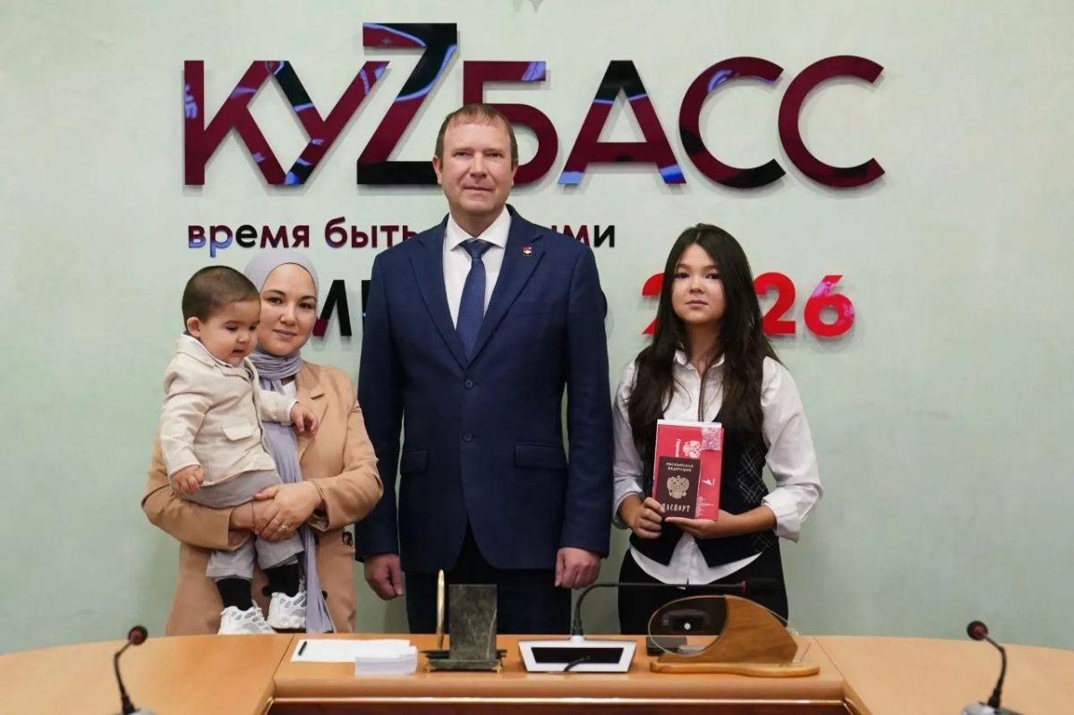 Глава города Кемерово Дмитрий Анисимов вручил паспорта активистам «Движения Первых» Глава города Кемерово Дмитрий Анисимов вручил паспорта активистам «Движения Первых»