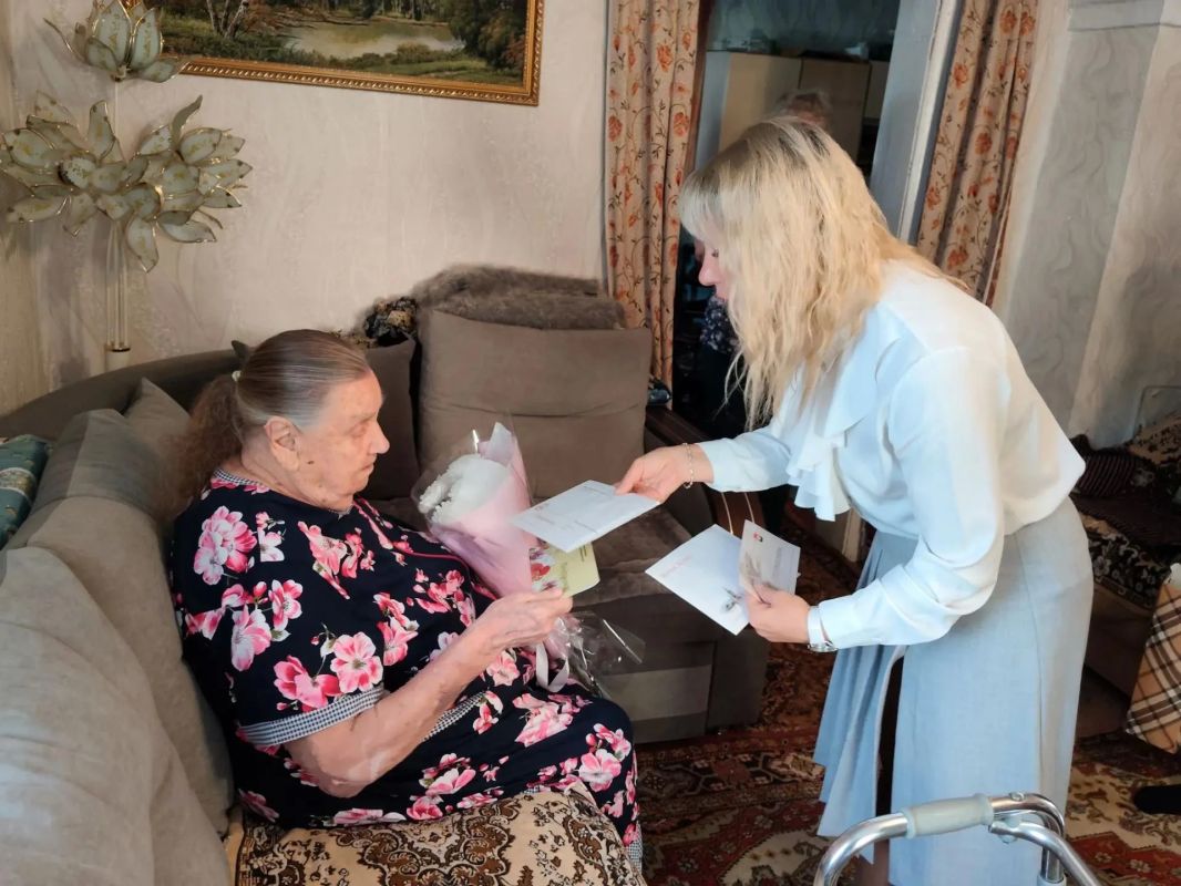 Жительницу Кедровки Хрестинью Арефьевну Степуленко поздравили с 95-летним юбилеем Жительницу Кедровки Хрестинью Арефьевну Степуленко поздравили с 95-летним юбилеем