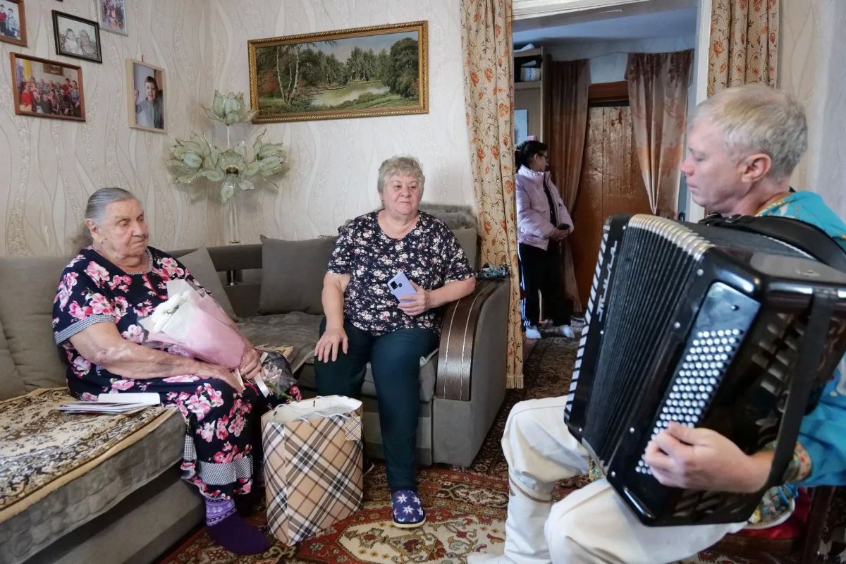 Жительницу Кедровки Хрестинью Арефьевну Степуленко поздравили с 95-летним юбилеем Жительницу Кедровки Хрестинью Арефьевну Степуленко поздравили с 95-летним юбилеем
