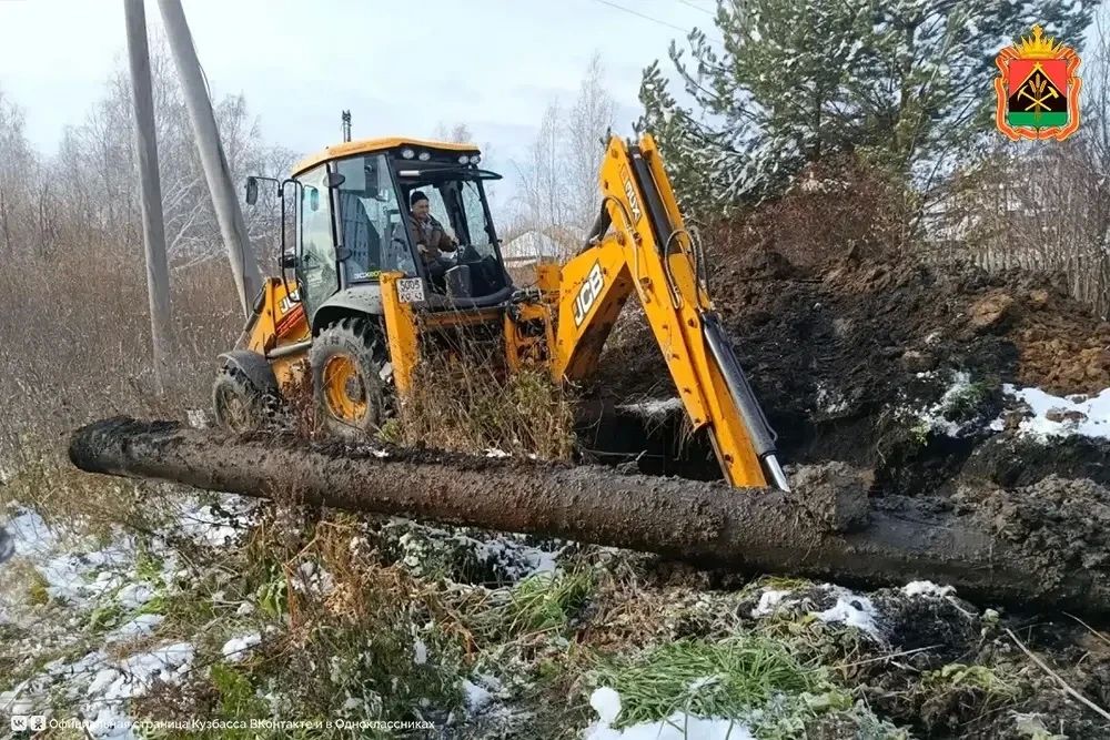 Аварийно-восстановительный отряд ЖКХ Кузбасса устраняет повреждения на сетях холодного водоснабжения в Анжеро-Судженске