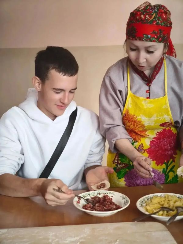 Книга рецептов в комиксах и телеутские пельмени: кузбасские студенты отпраздновали День повара Книга рецептов в комиксах и телеутские пельмени: кузбасские студенты отпраздновали День повара