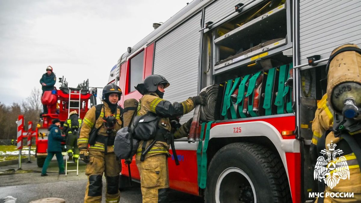 В торгово-складском здании Новокузнецка прошли пожарно-тактические учения В торгово-складском здании Новокузнецка прошли пожарно-тактические учения