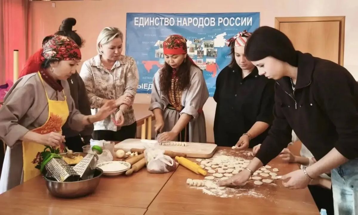 Книга рецептов в комиксах и телеутские пельмени: кузбасские студенты отпраздновали День повара Книга рецептов в комиксах и телеутские пельмени: кузбасские студенты отпраздновали День повара