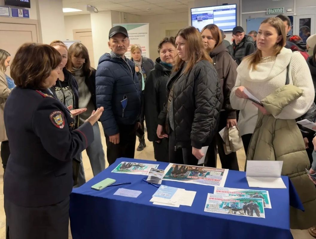 Кузбасские транспортные полицейские приняли участие в ярмарке вакансий «Работа России