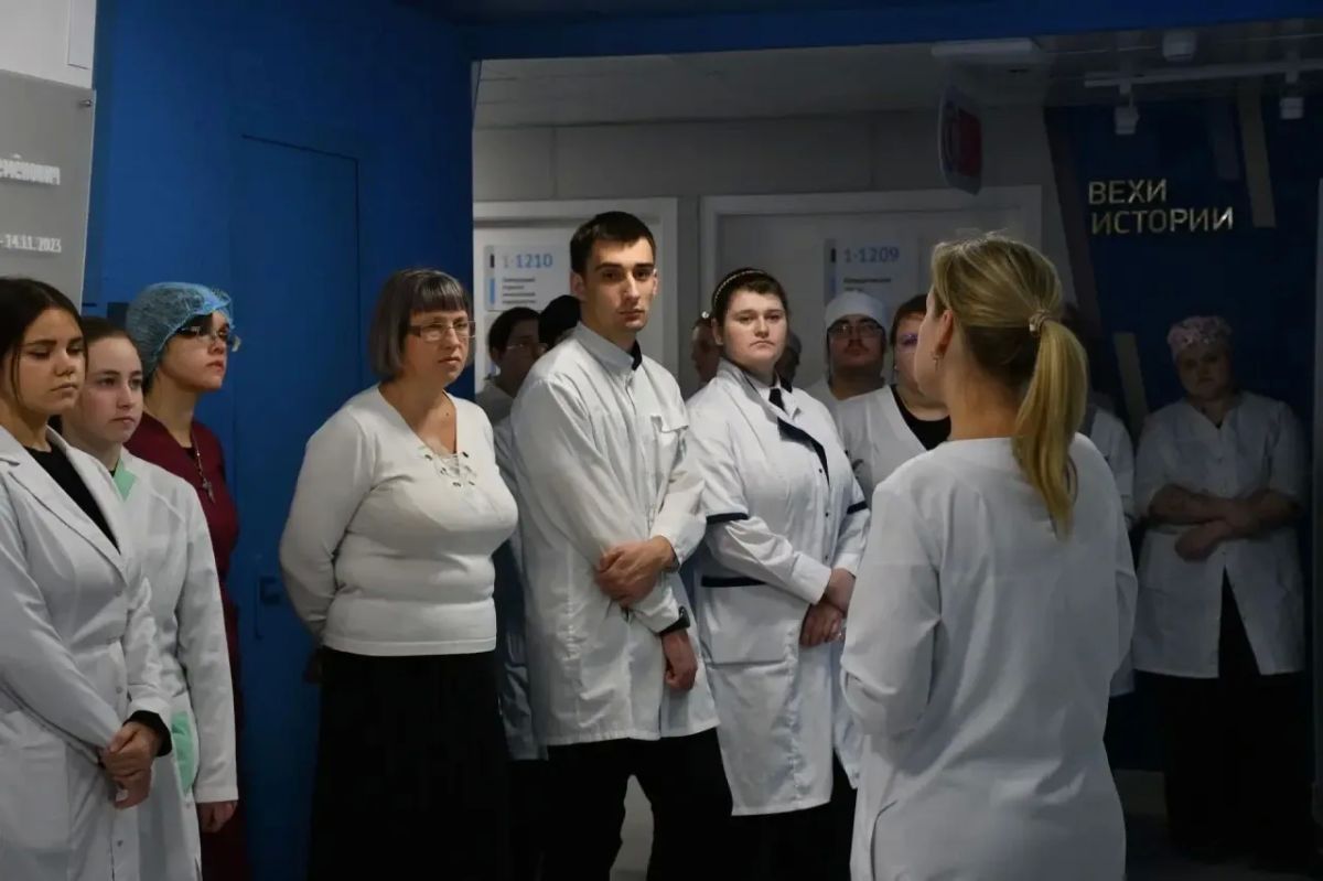 Старшекурсники Кузбасского медицинского колледжа — будущие фельдшеры, медсёстры и лаборанты — посетили Кузбасский клинический кардиологический диспансер им. академика Л.С. Барбараша Старшекурсники Кузбасского медицинского колледжа — будущие фельдшеры, медсёстры и лаборанты — посетили Кузбасский клинический кардиологический диспансер им. академика Л.С. Барбараша