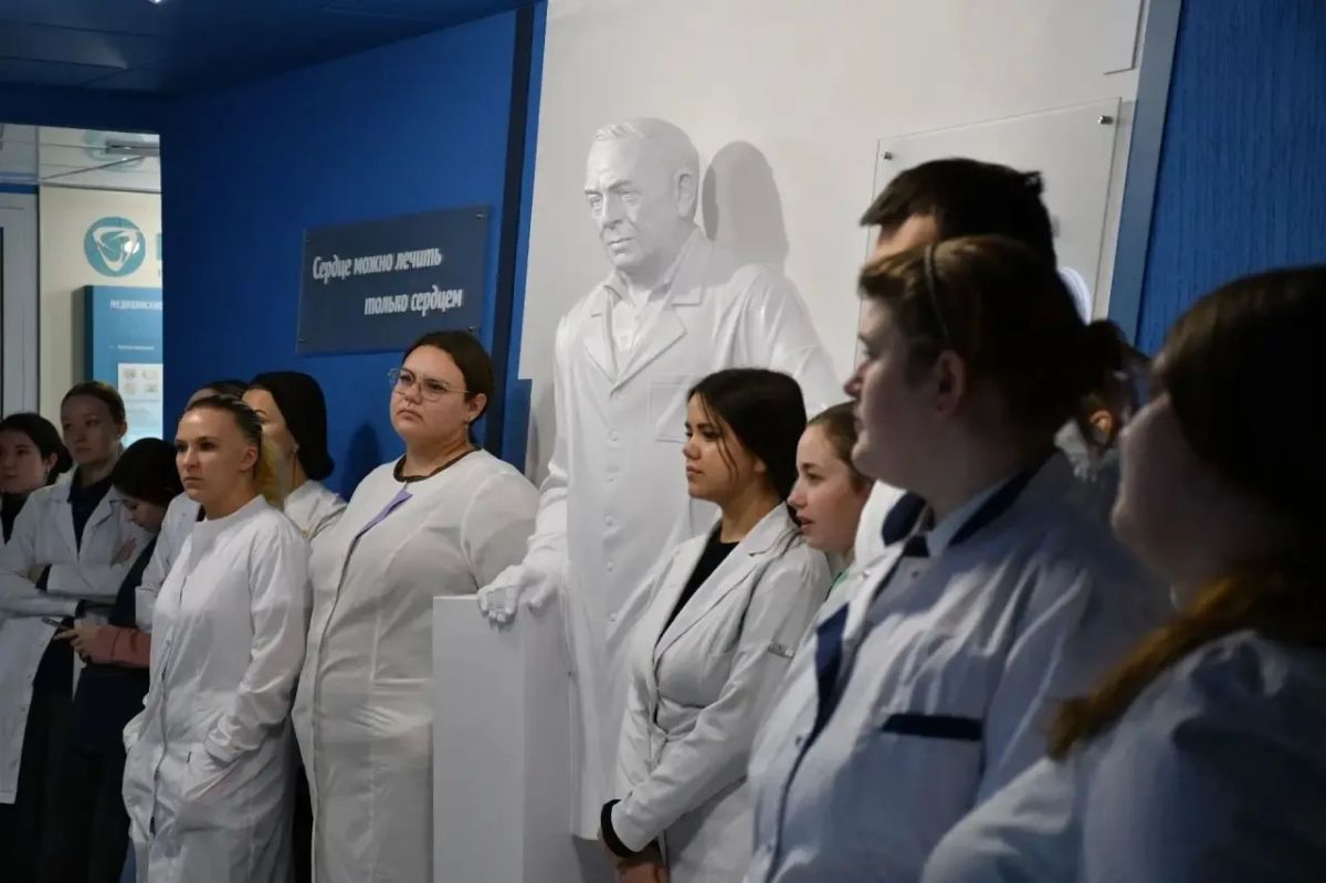 Старшекурсники Кузбасского медицинского колледжа — будущие фельдшеры, медсёстры и лаборанты — посетили Кузбасский клинический кардиологический диспансер им. академика Л.С. Барбараша