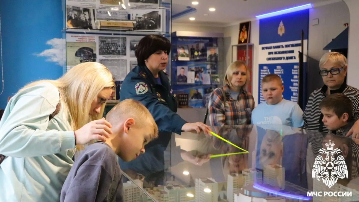 Каникулы с пользой. В рамках городского проекта «Развивающая суббота кемеровского школьника» учащиеся 3 «А» класса школы № 104 вместе с родителями посетили пожарно-спасательную выставку Главного управления Каникулы с пользой. В рамках городского проекта «Развивающая суббота кемеровского школьника» учащиеся 3 «А» класса школы № 104 вместе с родителями посетили пожарно-спасательную выставку Главного управления