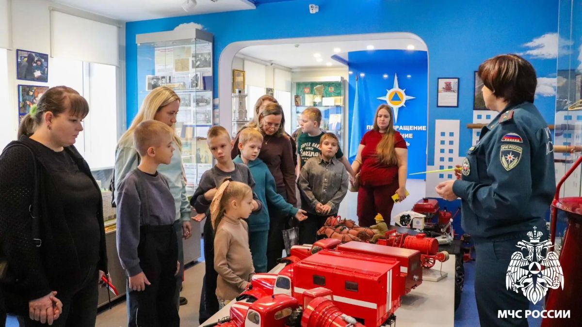 Каникулы с пользой. В рамках городского проекта «Развивающая суббота кемеровского школьника» учащиеся 3 «А» класса школы № 104 вместе с родителями посетили пожарно-спасательную выставку Главного управления Каникулы с пользой. В рамках городского проекта «Развивающая суббота кемеровского школьника» учащиеся 3 «А» класса школы № 104 вместе с родителями посетили пожарно-спасательную выставку Главного управления