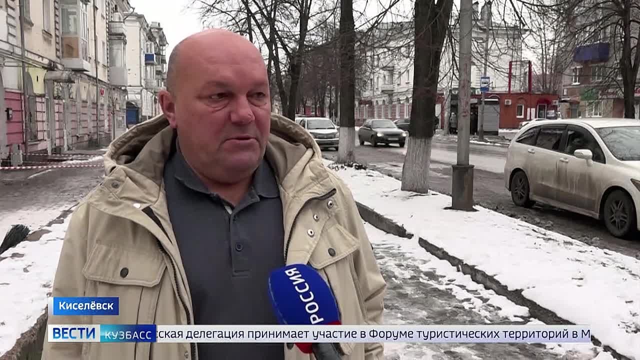 #продолжениеистории. Как снег на голову: кирпичи в Киселёвске падают прямо на людей Фасад дома №47 по улице Ленина начал рушиться 2 недели назад
