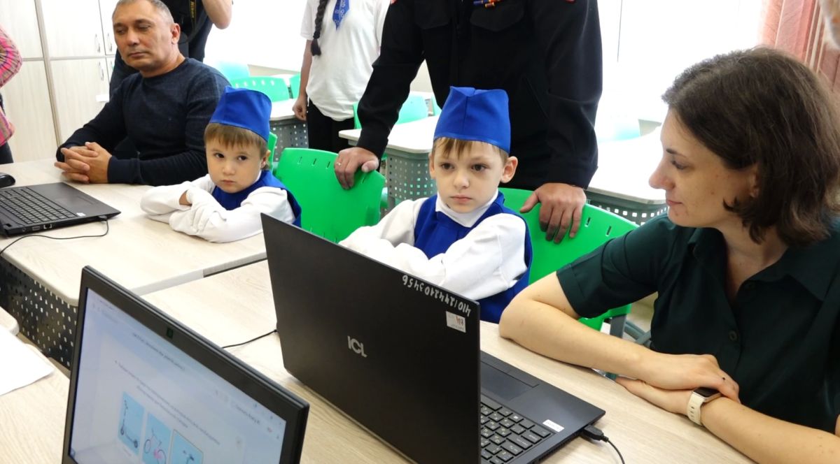 Более 162 тысяч школьников Кузбасса приняли участие в олимпиаде «Безопасные дороги» Более 162 тысяч школьников Кузбасса приняли участие в олимпиаде «Безопасные дороги»