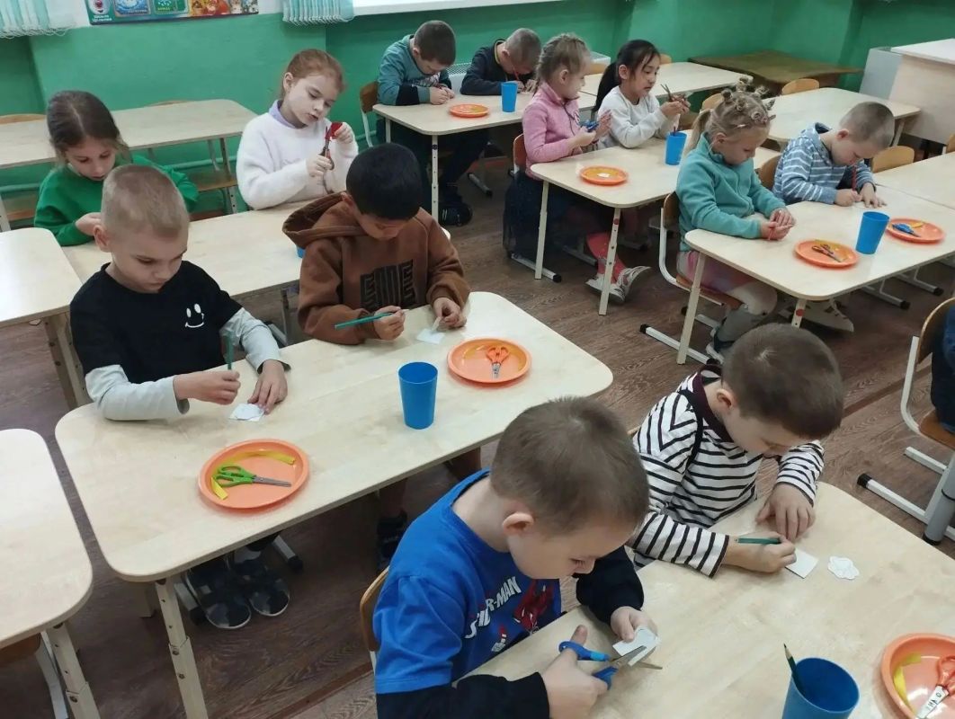 Сотрудники Госавтоинспекции Новокузнецка провели мастер-класс по изготовлению светоотражающих элементов для воспитанников детских садов №20 и №36 Орджоникидзевского района Сотрудники Госавтоинспекции Новокузнецка провели мастер-класс по изготовлению светоотражающих элементов для воспитанников детских садов №20 и №36 Орджоникидзевского района